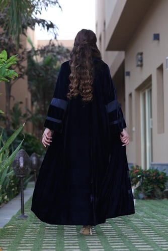 جلابية مخمل وتفتة بإضافة تطريز شك وكرستال