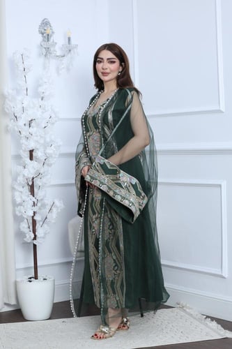 جلابية لينن مطرزة بالكامل بطابع تراثي أنيق ومشلح ت...