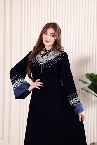 جلابية مخمل بطريز شك يدوي وكرستالات أنيقة