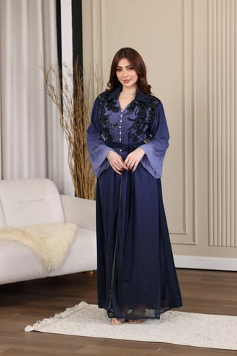 جلابية شيفون ممزوجة بفصوص وكلفة مطرزة في الصدر