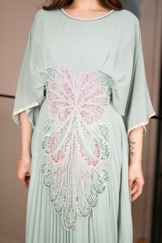 جلابية جورجيت كسرات بكلفة تطريز الطاووس في الوسط