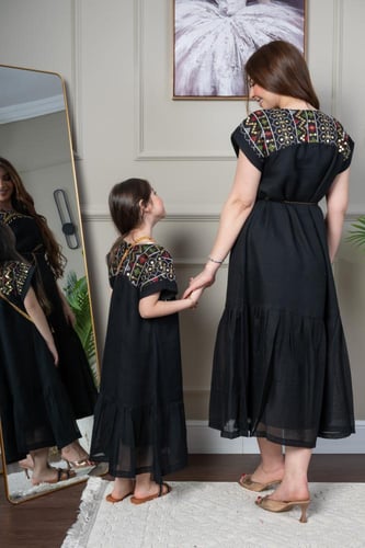 جلابية لينن ( بناتية ) بتطريز رائع في الصدر وحقيبة