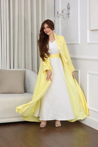 جلابية قطعتين لينن وتطريز كرستال في الصدر والأكمام