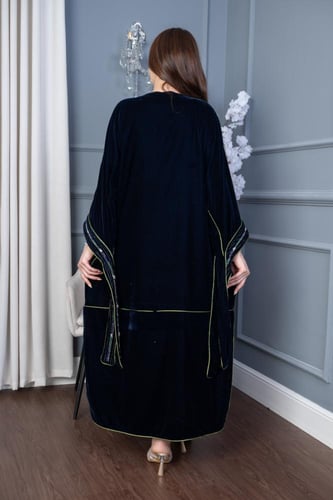 جلابية مخمل أنيقة بتطريز خفيف في الصدر واليد وفتحة...