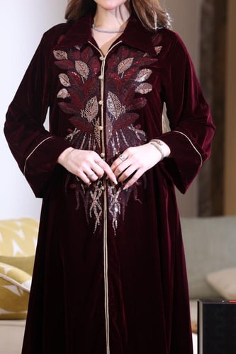 جلابية مخمل بكلفة مطرزة في الصدر ورقبة قلاب