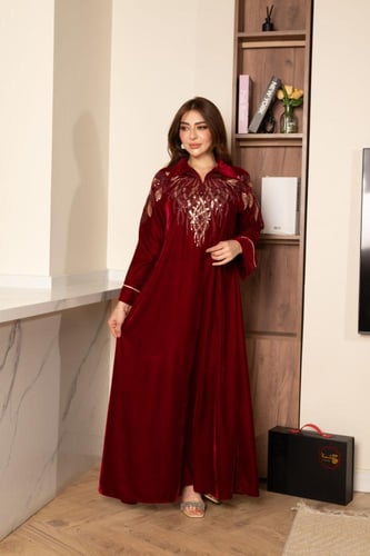 جلابية مخمل برقبة قلاب و تطريز في الصدر والكمام