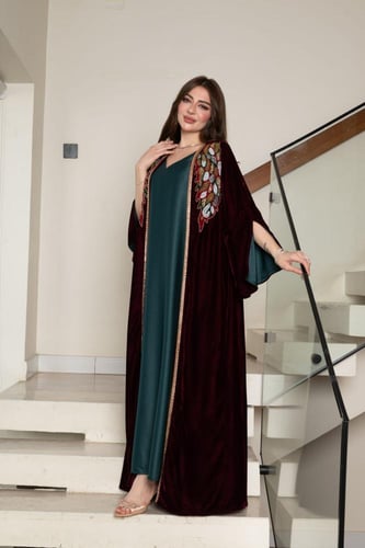 جلابية مخمل قطعتين بتطريز شك في الصدر وبطانة ساتان