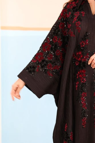 جلابية بخامة كريب مجعد برقبة قلاب ممزوجة بكلفة مخم...