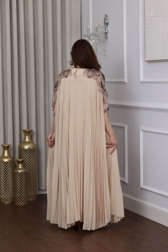 جلابية جورجيت كسرات بكلفة تطريز طاوؤس في الكتف