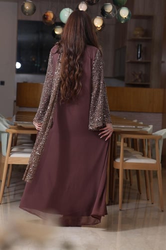 جلابية شيفون مطرزة بإضافة الريش مع اكمام ووشاحين م...