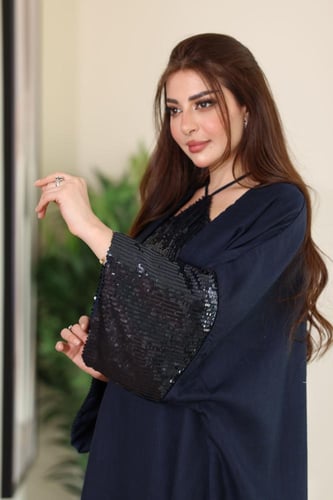 جلابية لينن ممزوجة بالترتر اللماع في الصدر والاكما...