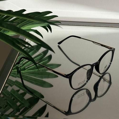 إطار لنظارة طبية من Riddim باللون الاسود والذهبي