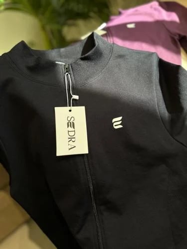 Black zip sports jacket – high performance and modern elegance