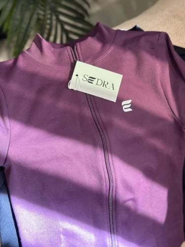 Sports jacket with purple zipper – high performance and modern elegance