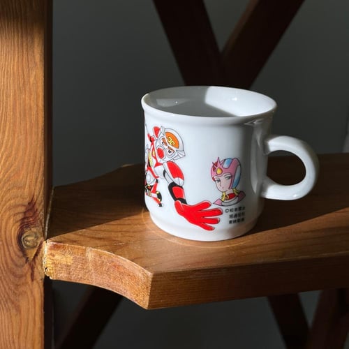 ‎كوب فنتج من السيراميك يحمل تصميمًا لشخصيات من مسل...