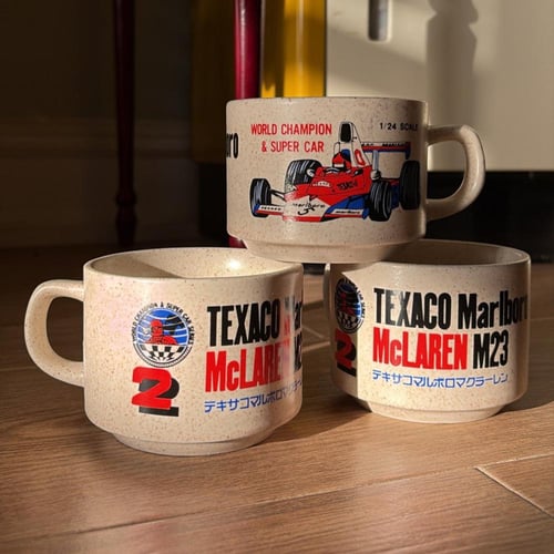 كوب فنتج يحمل صورة لسيارة السباق ماكلارين إم 23 (M...