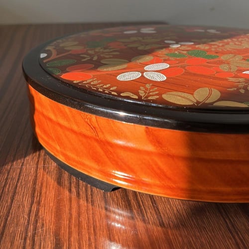 طبق تقديم خشبي ‎عتيق مطلي بالورنيش الأحمر والأسود...