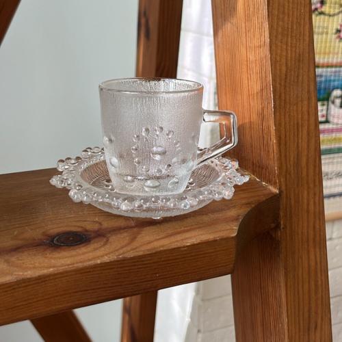 كوب زجاج فنتج مع صحن