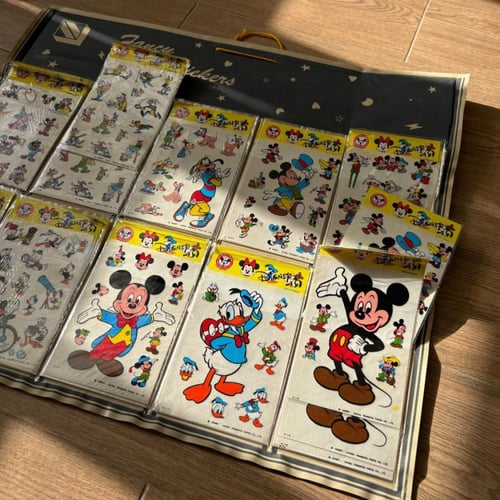 ملصقات لشخصيات ديزني "ميكي وأصدقاؤه" فنتج التي تعم...