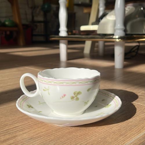 كوب مورد فنتج مصنوع من بورسلين العظام (Bone China)...