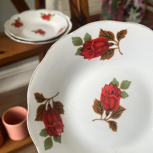 صحون فنتج من "Tokyo" مزين بالورد الأحمر