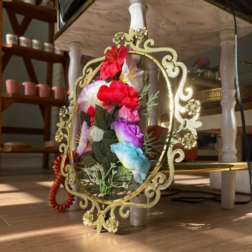 لوحة من باقة الورد الصناعي بإيطار بلاستيك