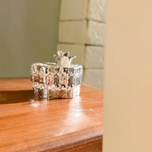 علبة حديد اصدار قديم