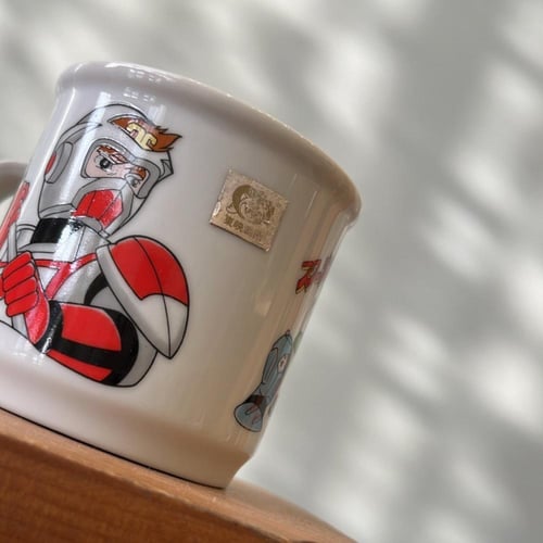 ‎كوب فنتج من السيراميك يحمل تصميمًا لشخصيات من مسل...