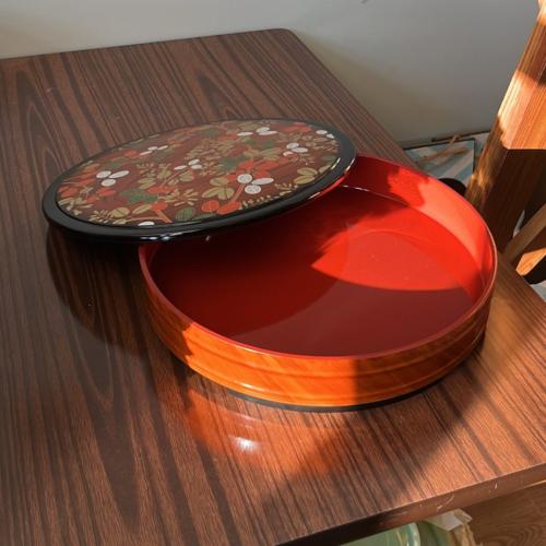 طبق تقديم خشبي ‎عتيق مطلي بالورنيش الأحمر والأسود...