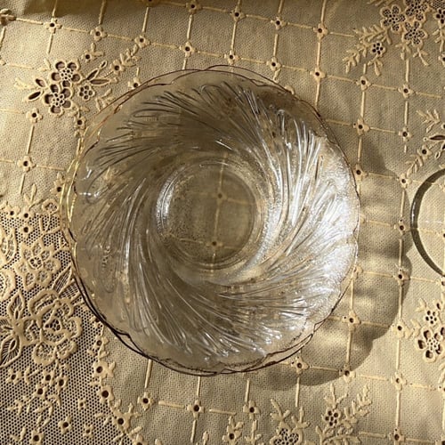 كوب زجاجي فنتج بإيطار ذهبي