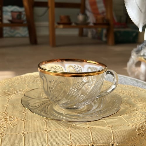 كوب زجاجي فنتج بإيطار ذهبي