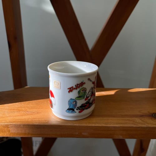 ‎كوب فنتج من السيراميك يحمل تصميمًا لشخصيات من مسل...