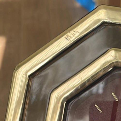 ساعة حائط اصدار قديم مخزّن