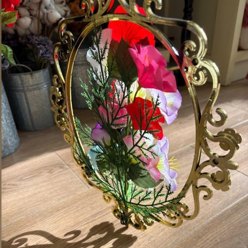 لوحة من باقة الورد الصناعي بإيطار بلاستيك