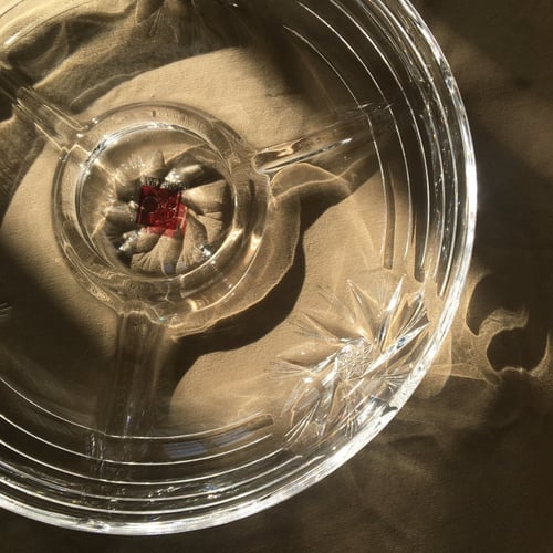 صحن مقسّم من الكرستال