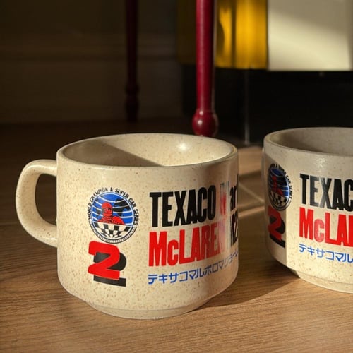 كوب فنتج يحمل صورة لسيارة السباق ماكلارين إم 23 (M...