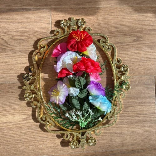 لوحة من باقة الورد الصناعي بإيطار بلاستيك