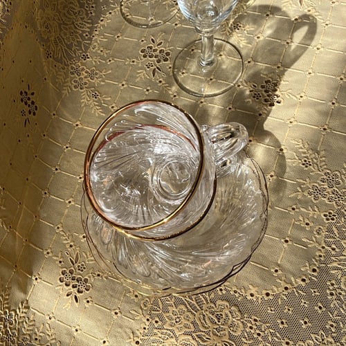 كوب زجاجي فنتج بإيطار ذهبي