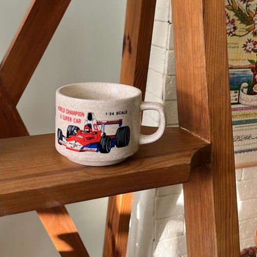 كوب فنتج يحمل صورة لسيارة السباق ماكلارين إم 23 (M...