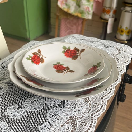 صحون فنتج من "Tokyo" مزين بالورد الأحمر