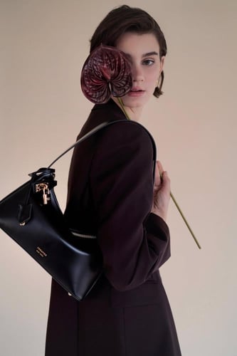 حقيبة هوبو باللون الذهبي والأسود