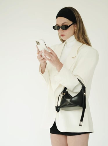 حقيبة هوبو صغيرة باللون الفضي الأسود