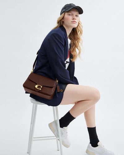 حقيبة كتف ناعمة من قماش التابي / براند كوتش