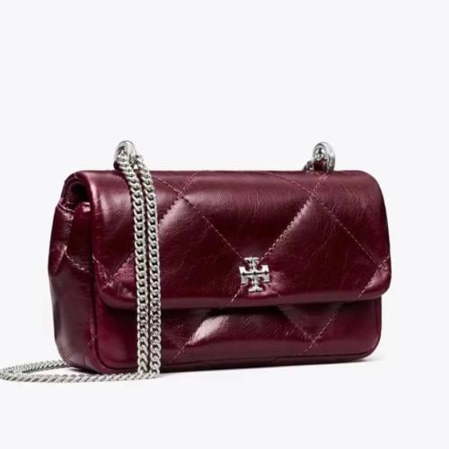 حقيبة كيرا الصغيرة ذات الغطاء القلاب والمزينة بنقو...