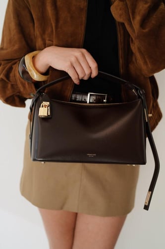 حقيبة هوبو ذهبية من الشوكولاتة