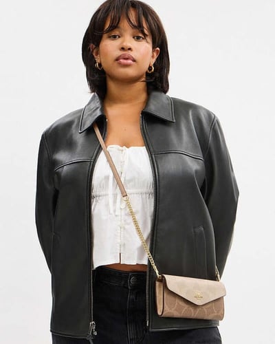 محفظة كلير بسلسلة / براند كوتش