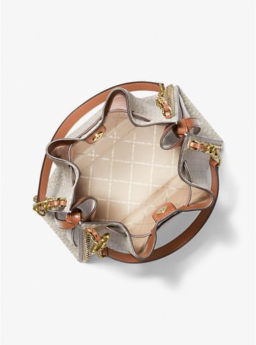 حقيبة كتف كبيرة بسلسلة وشعار مينا المميز