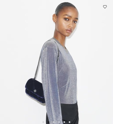 حقيبة كيرا ميني بتصميم مبطّن بنقشة ماسية من المخمل...