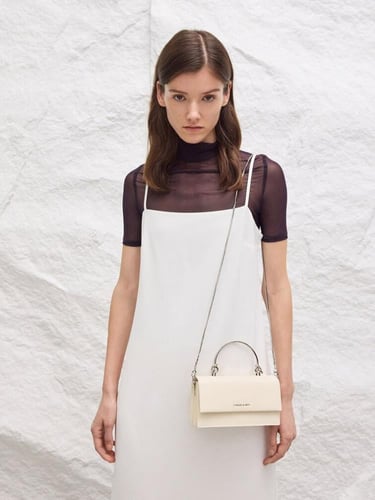 محفظة كريستين الطويلة ذات المقبض المنحوت - كريمي