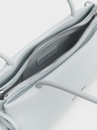 حقيبة كتف مستطيلة ومزينة بفيونكة/ براند تشارلز اند...